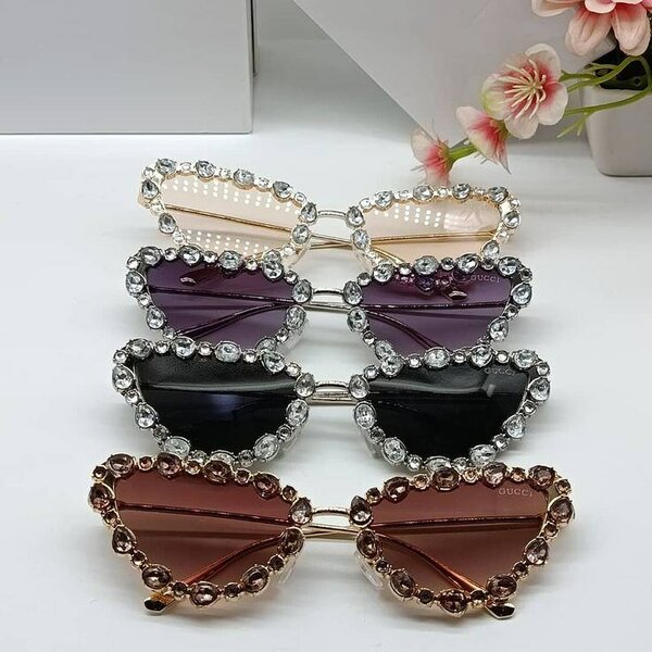 Lunettes de soleil élégantes avec strass