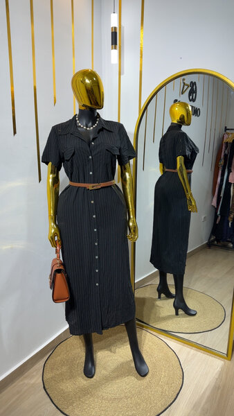 Robe noire boutonnée élégante