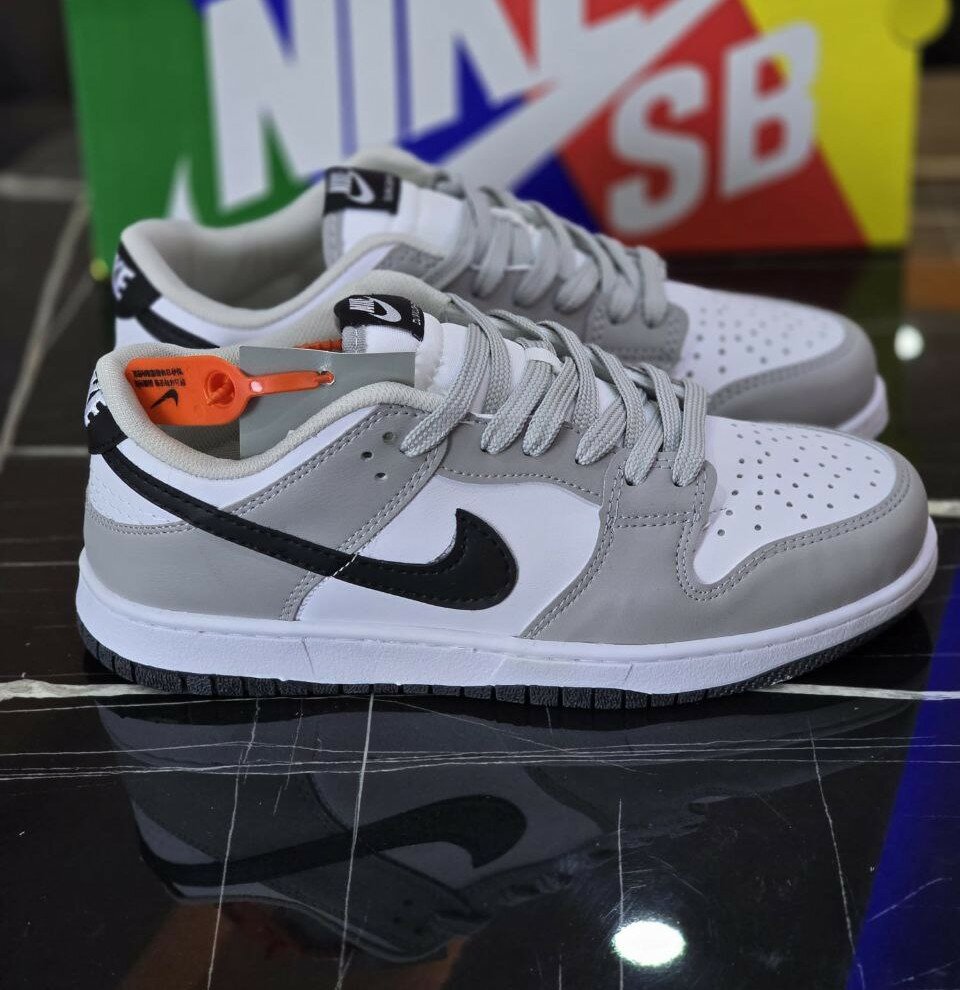 Les paires de chaussures Nike