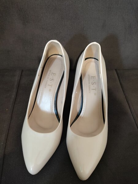 Туфли на шпильках от бренда EST