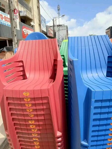 Chaises Empilables en Plastique