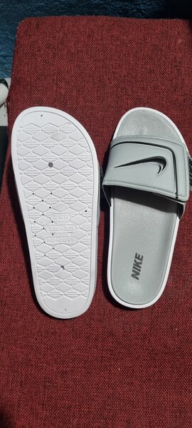 Claquettes de plage Nike gris