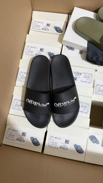 Claquettes élégantes noires