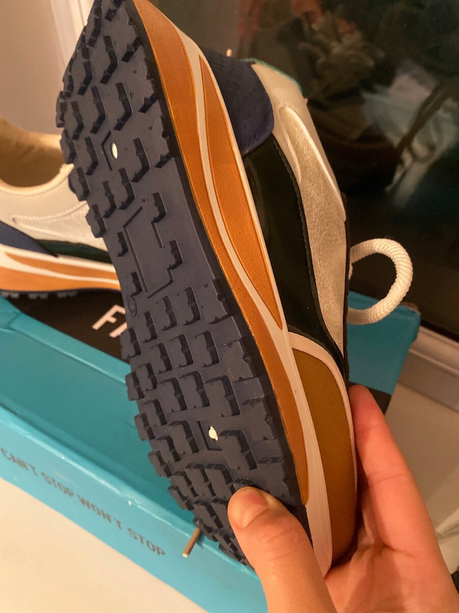 1500 сом,кроссовки новые размер точный ,40, качество отлично