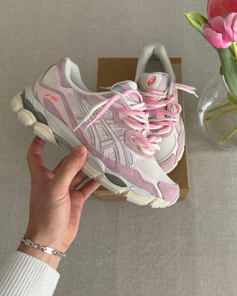 Baskets de course roses Asics