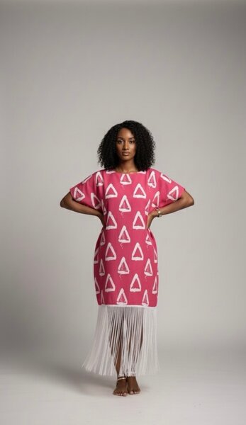 Robe rose avec motifs et franges