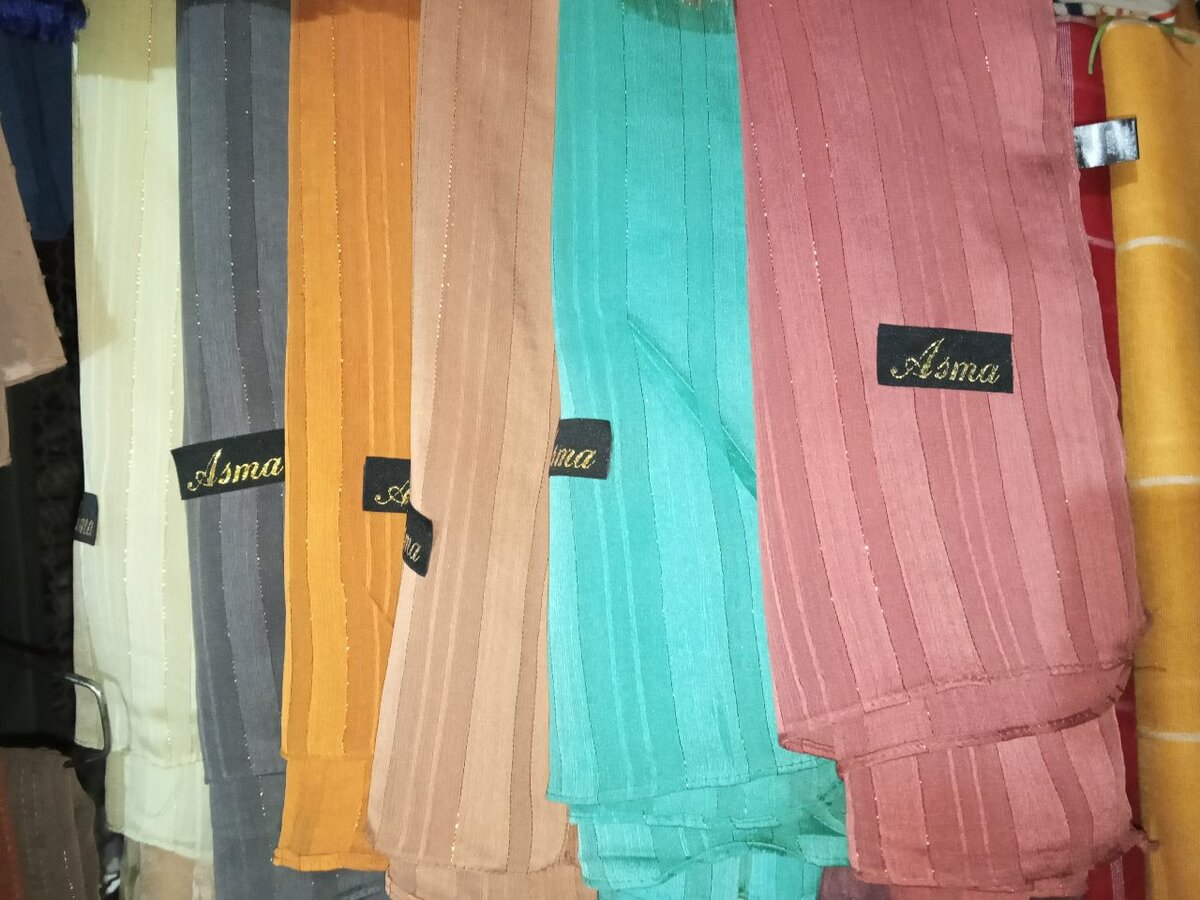 Ladies shawl staller