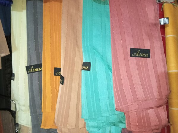 Ladies shawl staller