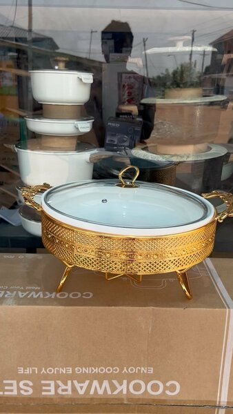 Ceramic server with gold stand