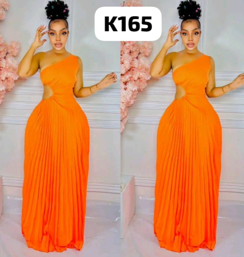 Robe longue orange asymétrique avec découpe sur le côté