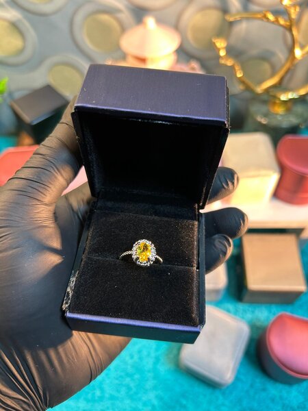 Bague  avec pierre précieuse