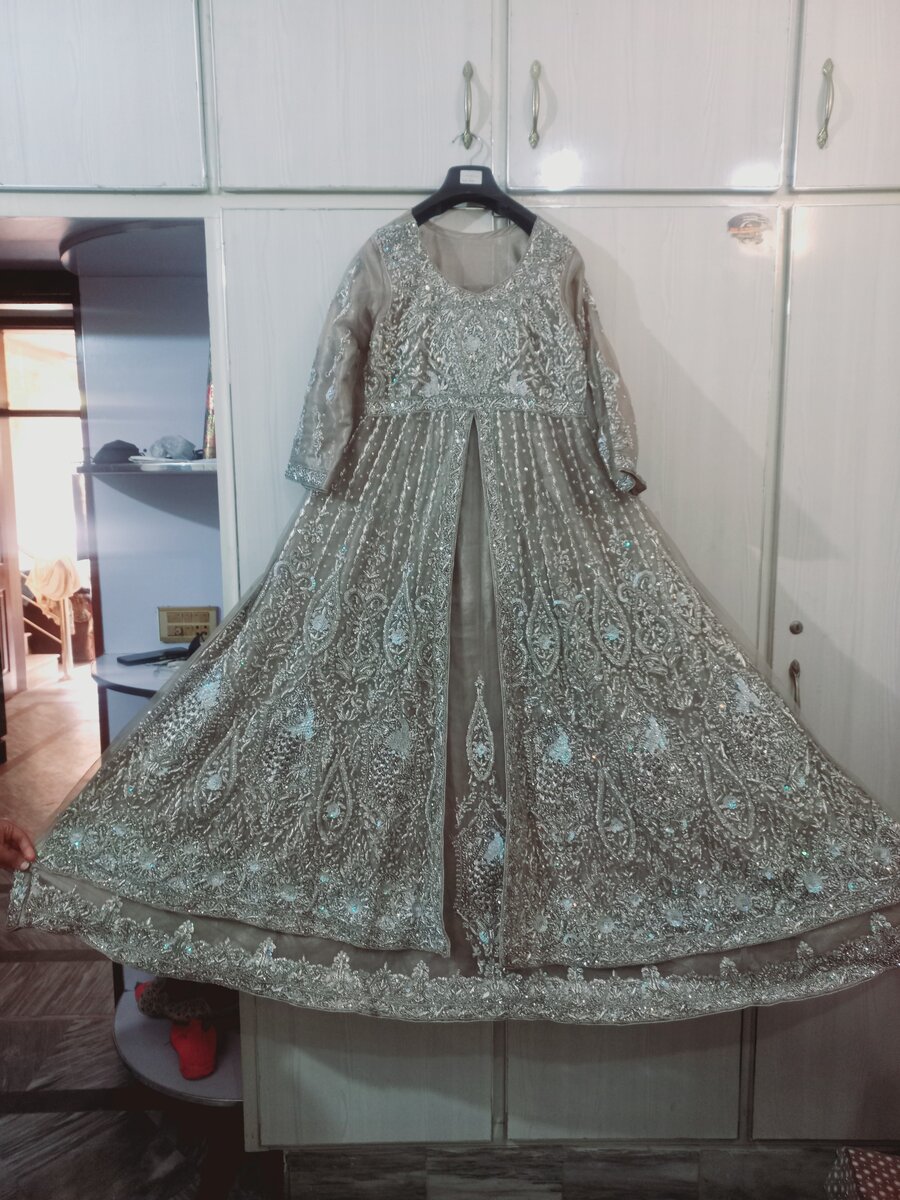 Maxi stitched beige color stander size 2 hour used