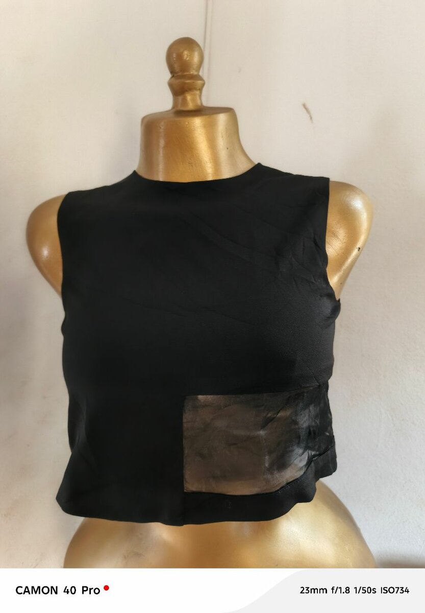 Haut court noir chic