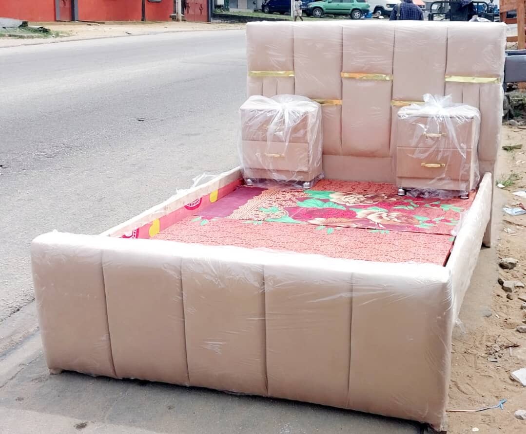 Lit double avec tiroirs modernes