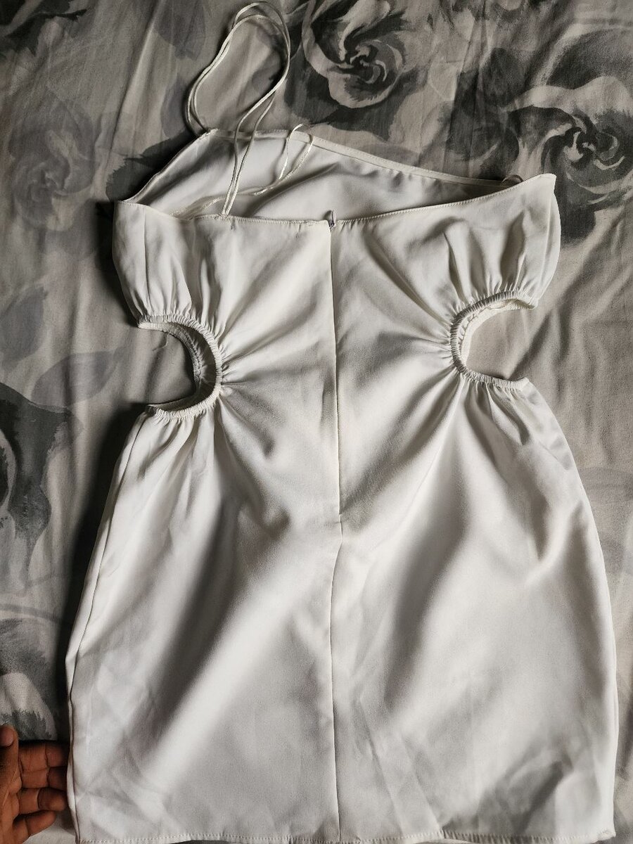 Robe blanche découpée