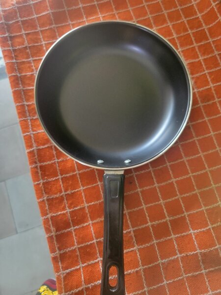 Poêle fond noir