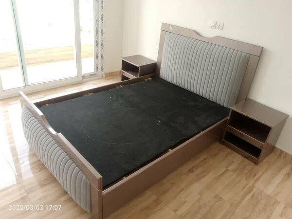 Lit moderne avec tête de lit