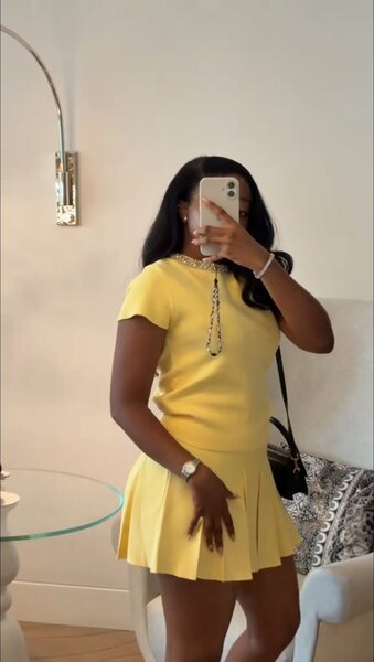 Robe Jaune Plissée Élégante