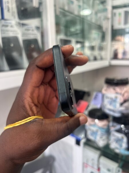 iPhone 15 Noir Éclatant