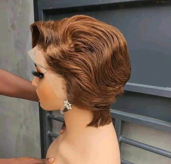 Perruque courte en dentelle