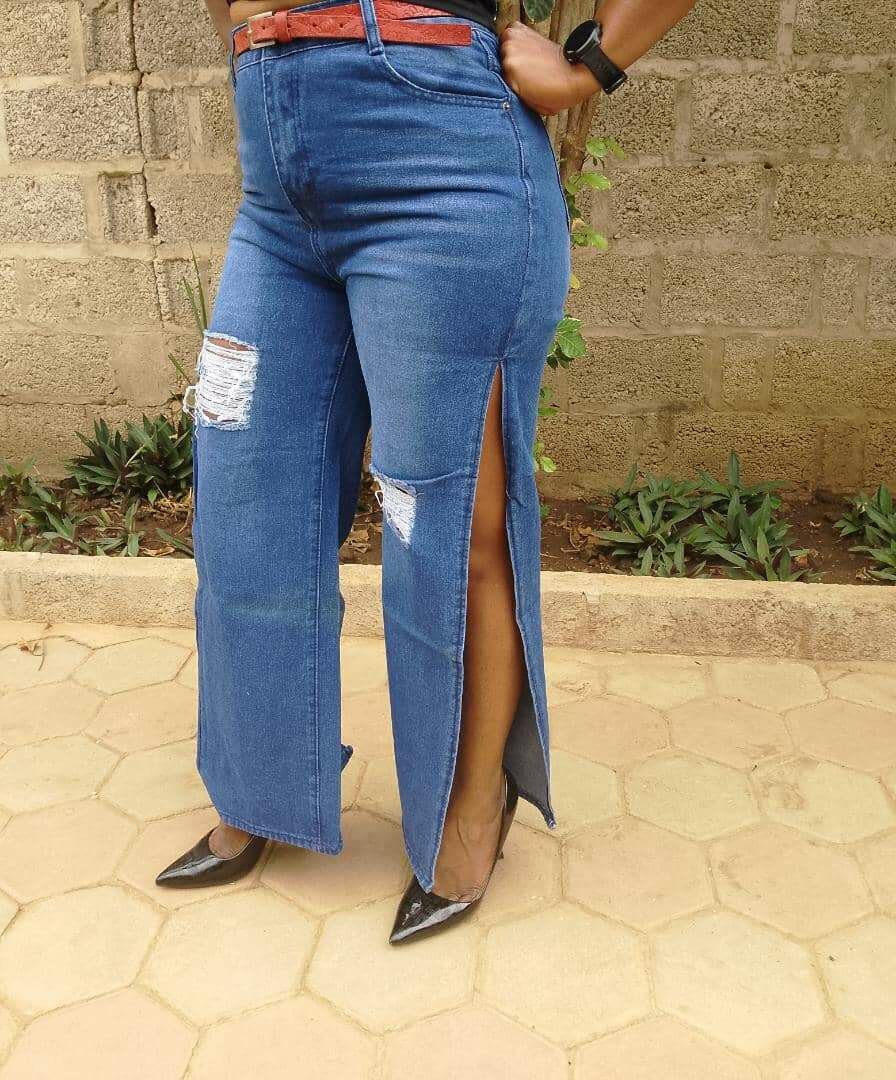 Boyfriend jeans with slits