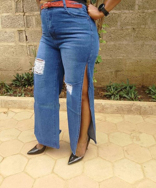 Boyfriend jeans with slits