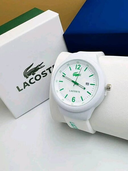 Montre élégante dorée