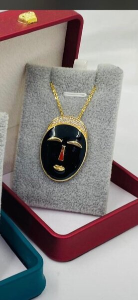 Pendentif en or visage en émail