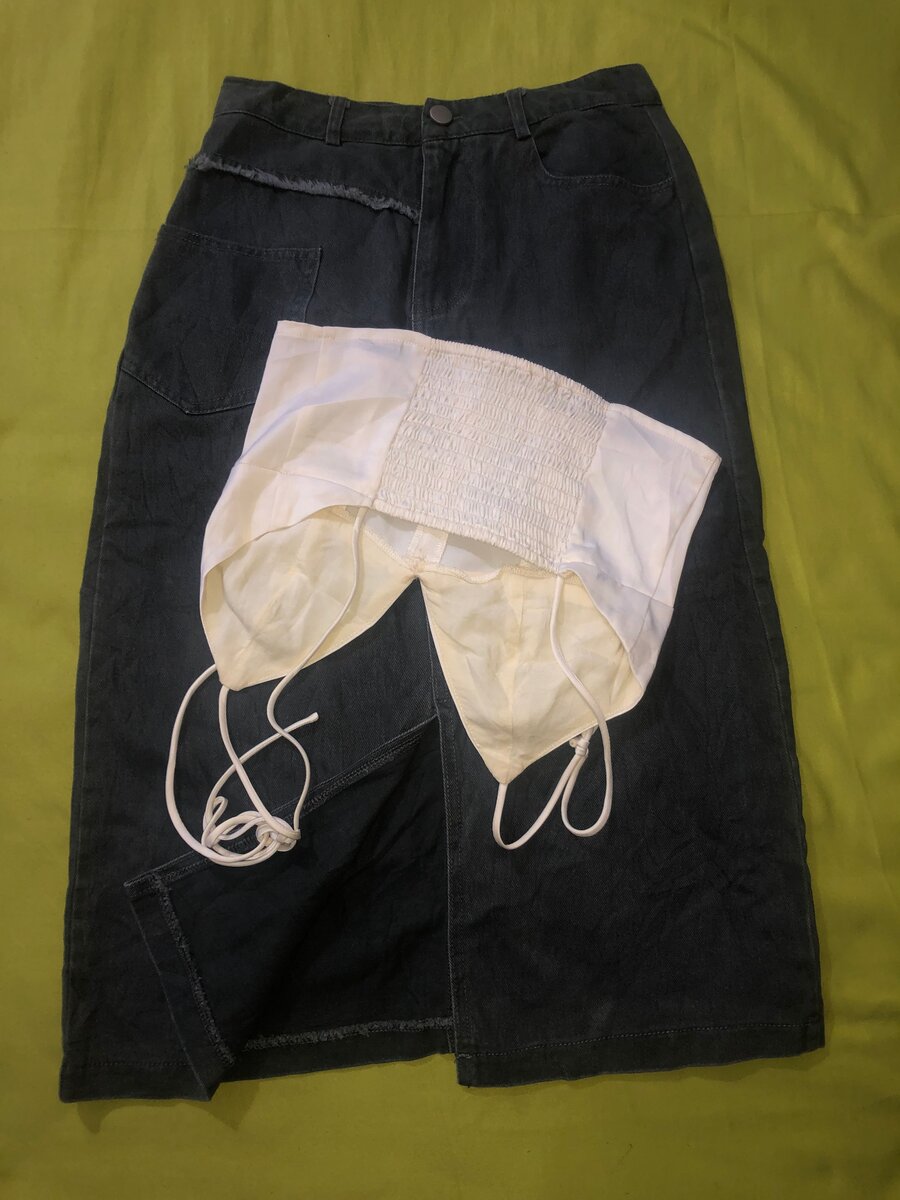 Jupe en jean et top blanc