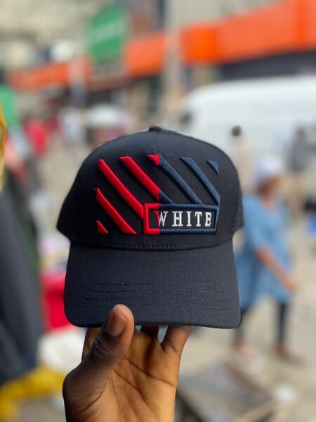 Casquette Noire Design Moderne