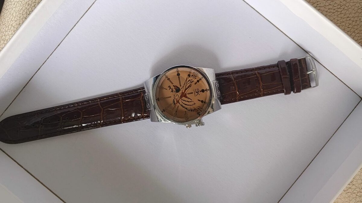 Montre élégante en cuir marron