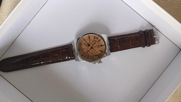 Montre élégante en cuir marron
