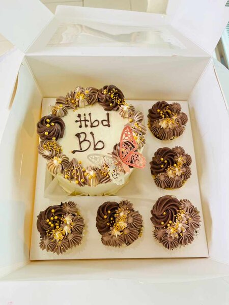 Gâteau d'anniversaire avec cupcakes