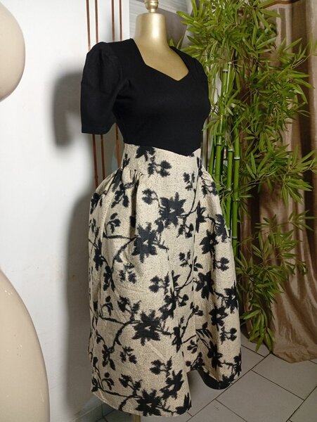 Robe élégante noire et blanche