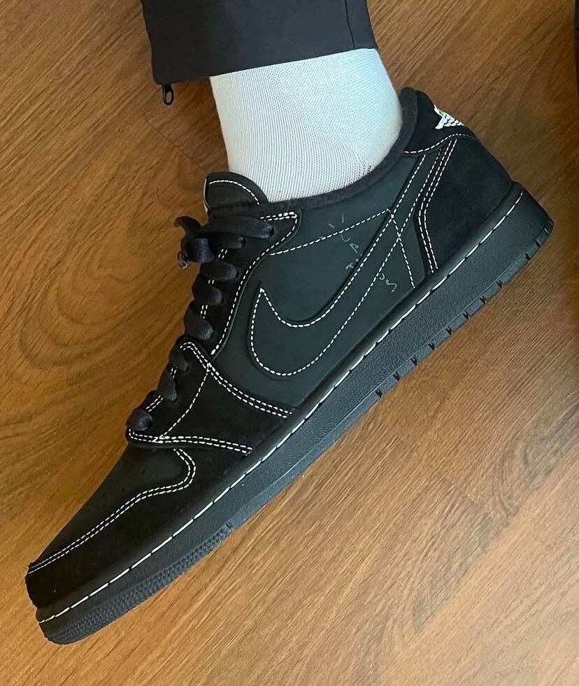 TRAVIS SCOTT x AIR JORDAN 1LOW