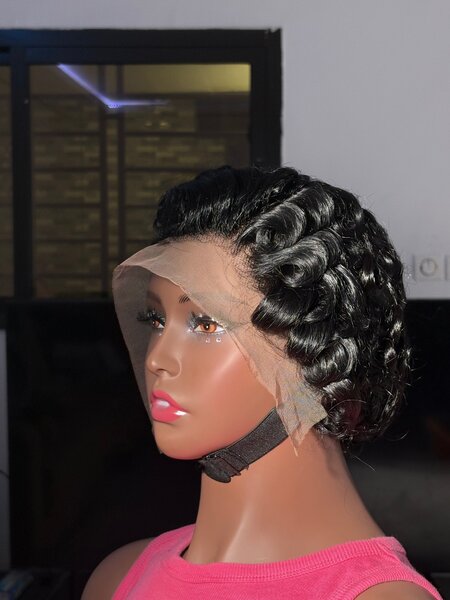 Perruque bouclée en dentelle