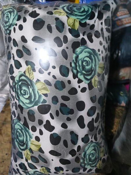 Coussin décoratif à motifs floraux