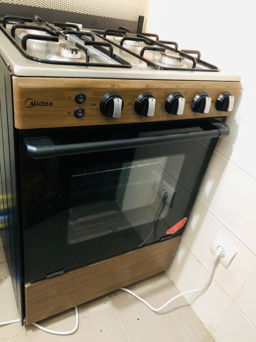 Gazinière à four électrique :Marque :MIDEA