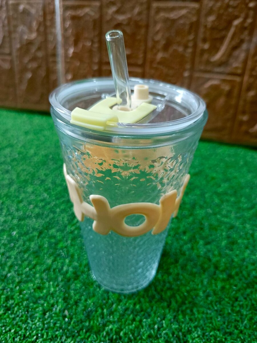 Gobelet en plastique avec paille