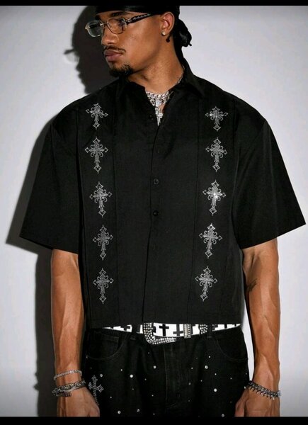 Chemise noire brodée croix