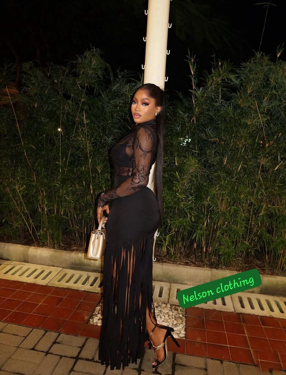 Robe en dentelle noire sexy