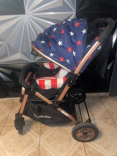 Poussette bébé étoilée robuste