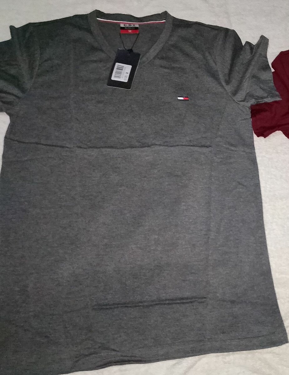 T-shirt col V homme grise