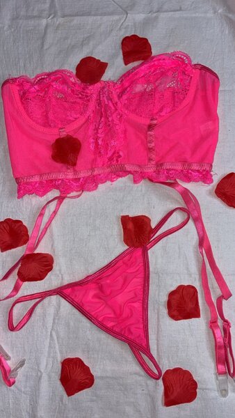 Ensemble lingerie rose dentelle