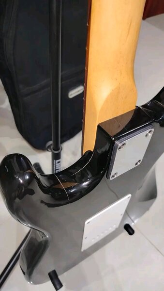 Guitare électrique noire classique