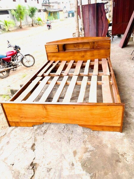 Lit double en bois massif