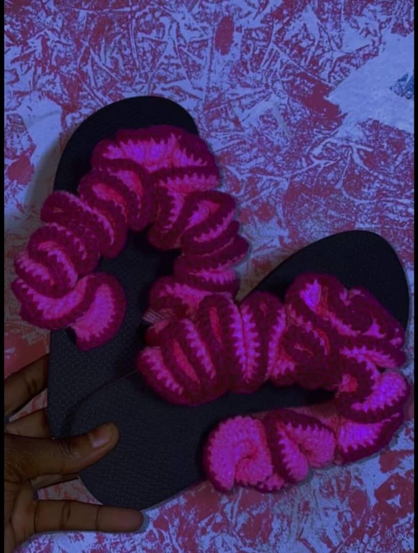 Sandales tricotées colorées