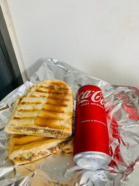 Panini chaud avec boisson