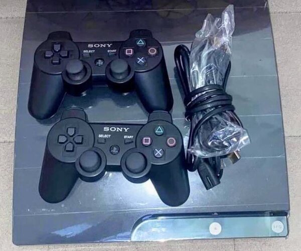 PS3 occasion quasi +20 jeux et 2 manettes