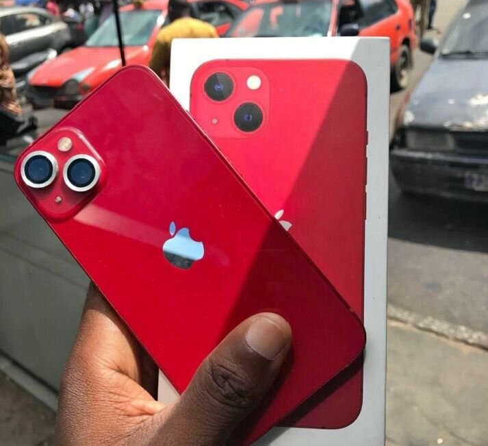 iPhone 13 simple rouge